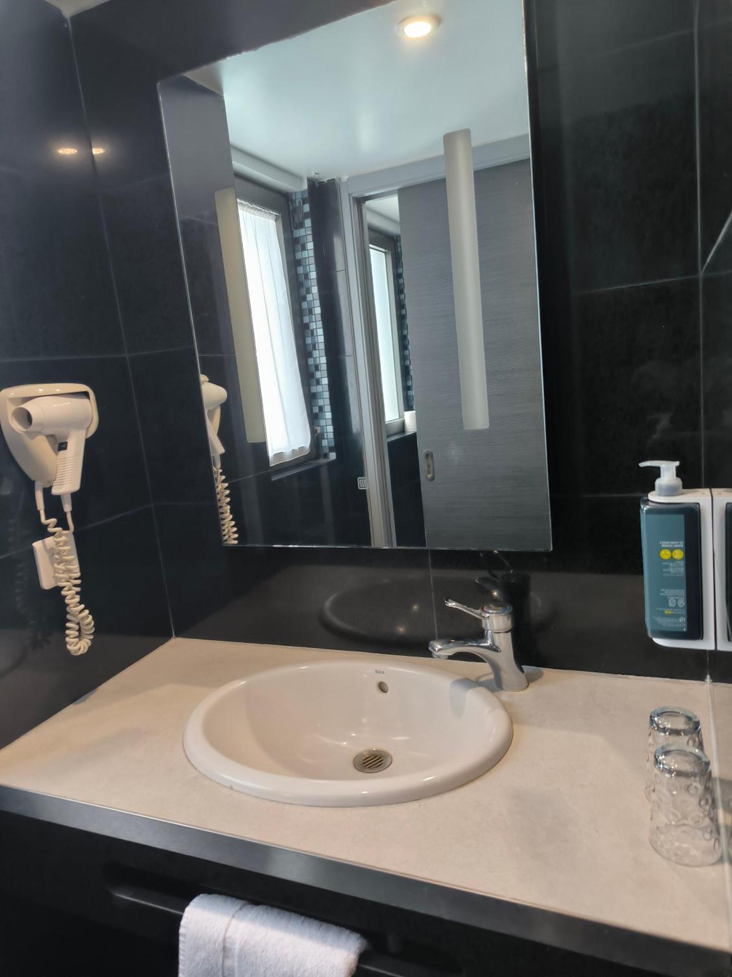 Brit Hotel Porte D'Espagne Perpignano Esterno foto
